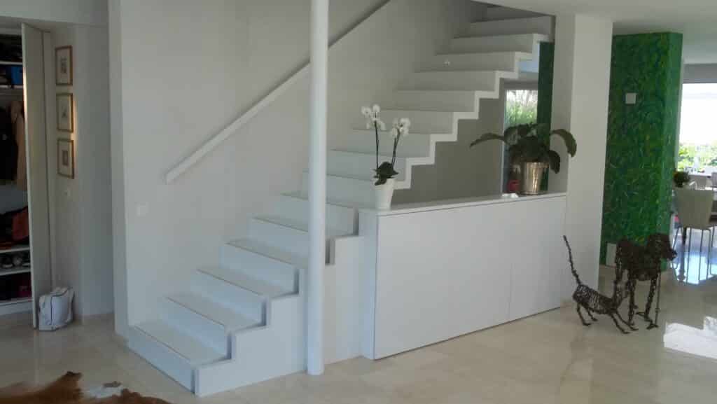 Escalier design laqué Blanc marches contre marches