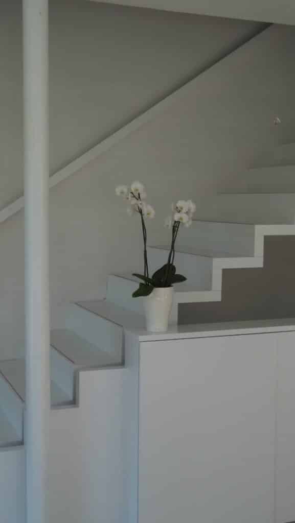 Escalier design laqué Blanc marches contre marches